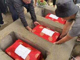 Có thể là hình ảnh về một hoặc nhiều người và văn bản