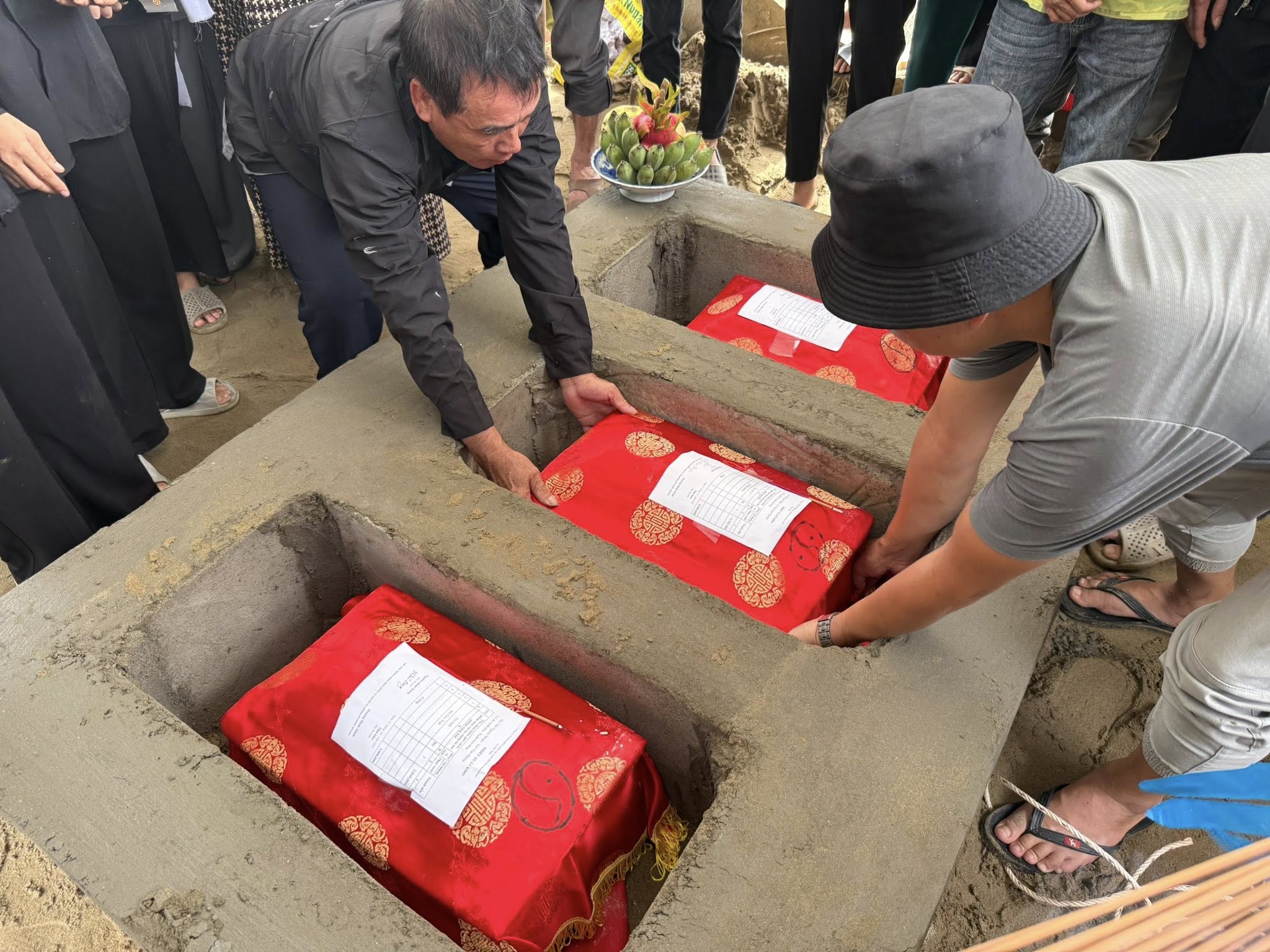 565645319_4051401871787628_7025105648775036269_n-3 Có thể là hình ảnh về một hoặc nhiều người và văn bản