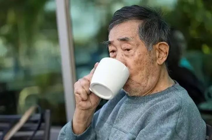 Thức dậy giữa đêm uống nước, người đàn ông 59 tuổi tử vong sau 5 ngày: Bác sĩ cảnh báo 4 thói quen tưởng vô hại nhưng cực nguy hiểm- Ảnh 2.