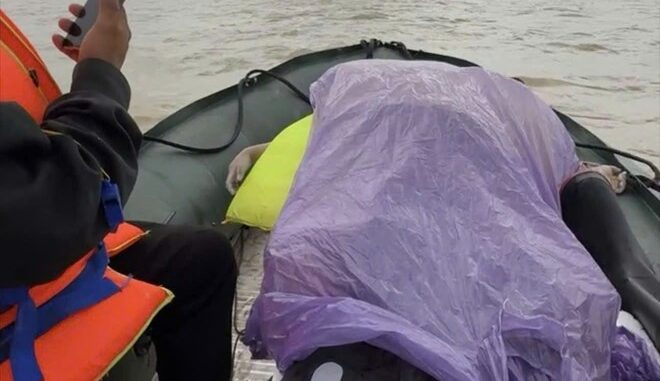 Tìm thấy 2 thi thể trẻ em trong vụ người bố trẻ ôm 2 con nhảy cầu Bến Thủy