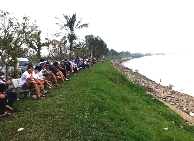 Vụ cha ôm 2 con nhảy cầu: Nỗi đau của người ở lại- Ảnh 3.