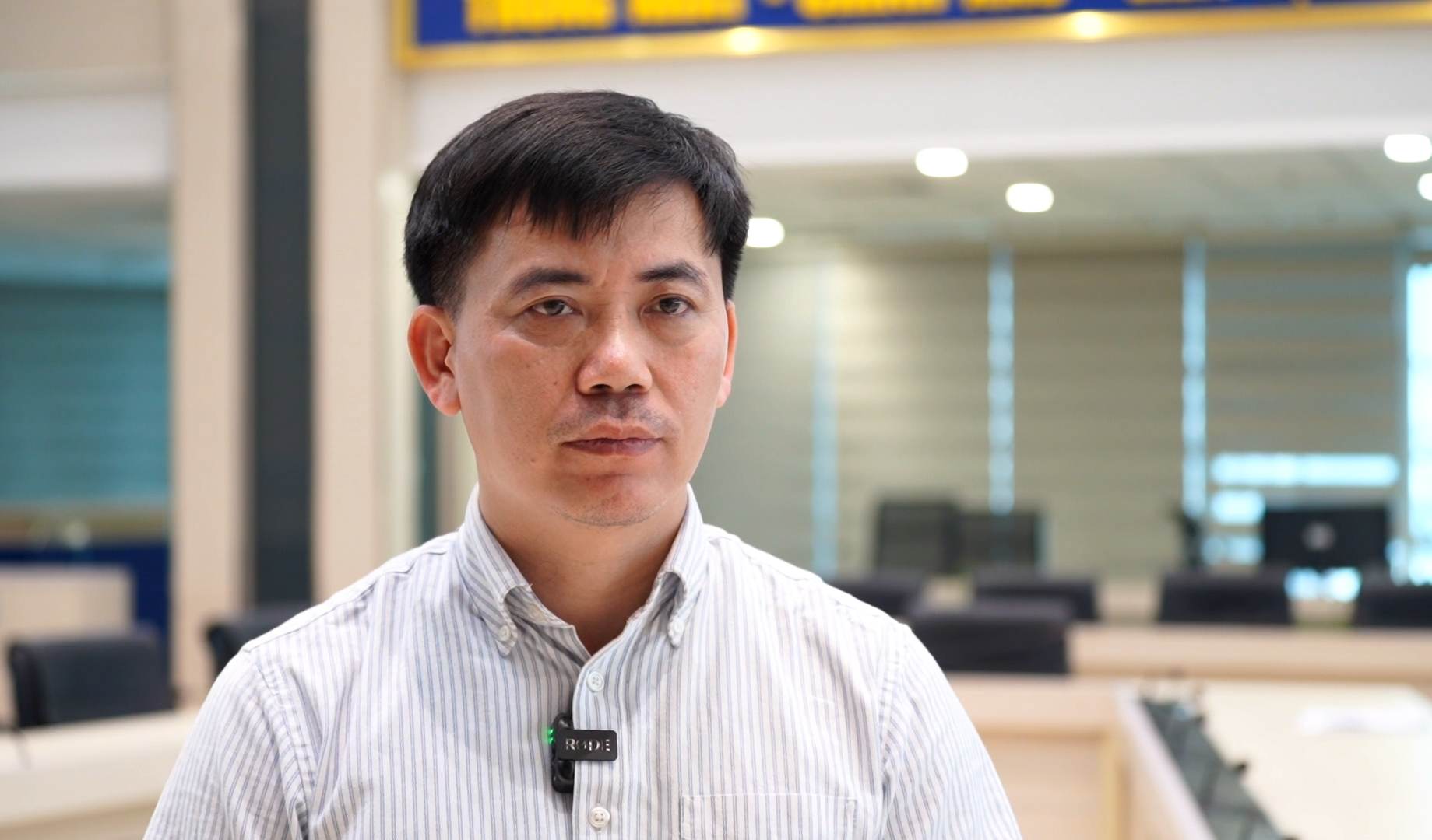 Ông Nguyễn Văn Hưởng - Trưởng phòng Dự báo thời tiết, Trung tâm Dự báo Khí tượng Thủy văn Quốc gia cảnh báo tác động của tổ hợp không khí lạnh và hoàn lưu bão gây mưa lớn ở miền Trung. Ảnh: Vũ Linh