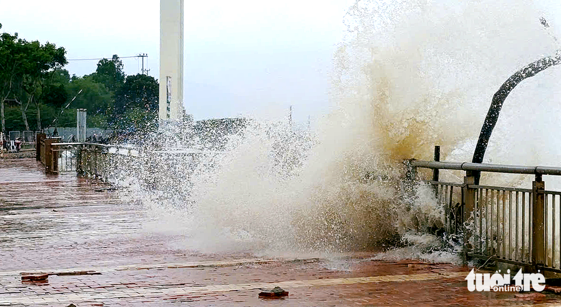 base64-17610172865401471498740-1 Sóng phủ vỉa hè bờ sông Hàn Đà Nẵng, bọt bắn tung trắng xóa - Ảnh 1.