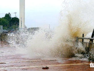 Sóng phủ vỉa hè bờ sông Hàn Đà Nẵng, bọt bắn tung trắng xóa - Ảnh 1.