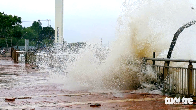 Sóng phủ vỉa hè bờ sông Hàn Đà Nẵng, bọt bắn tung trắng xóa - Ảnh 1.