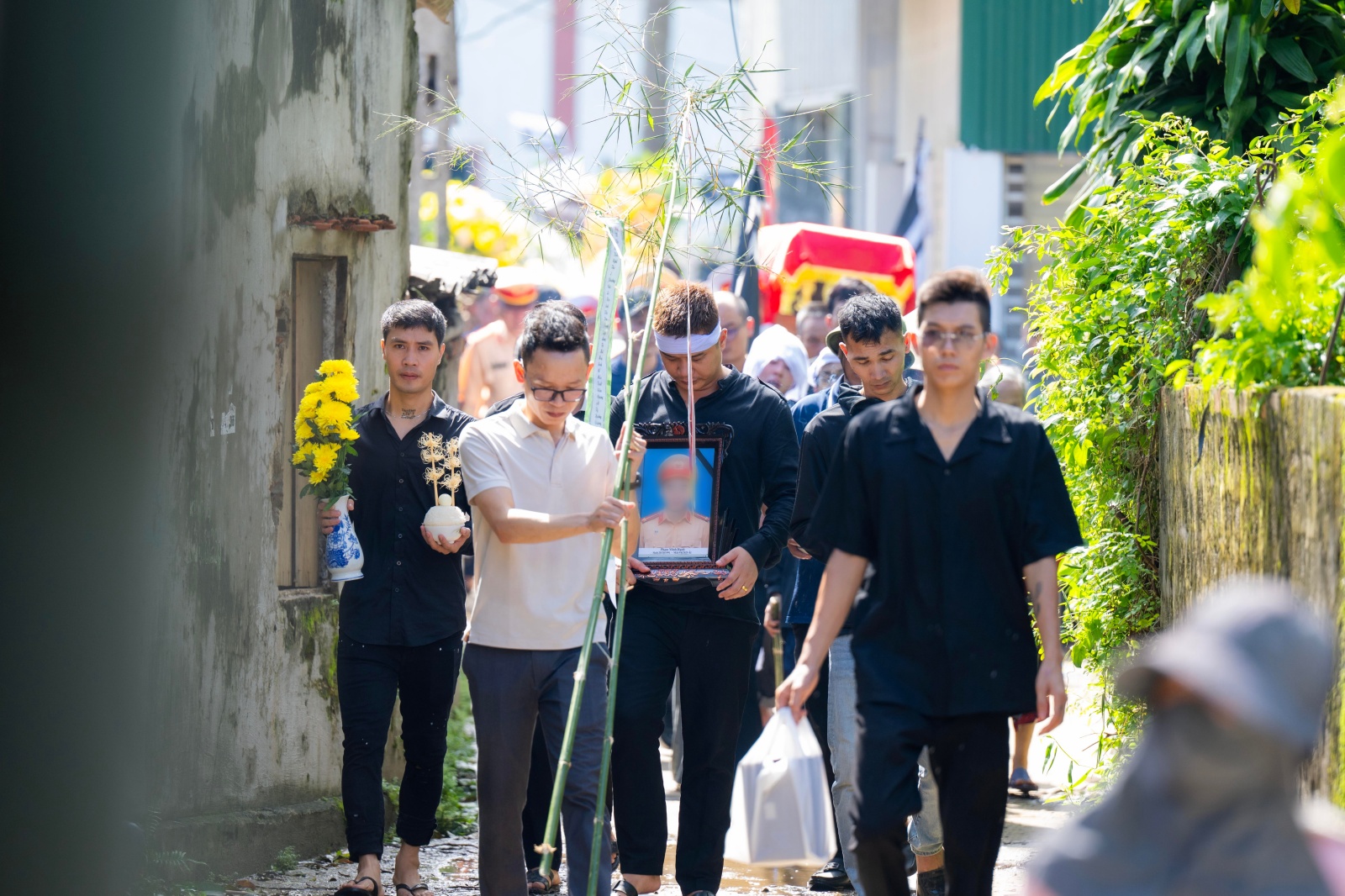 Vụ bé trai 7 tuổi và bố tử vong do ngạt khí máy phát điện ở Nghệ An: Nghẹn lòng khoảnh khắc hàng trăm học sinh xếp hàng tiễn bạn về nơi an nghỉ cuối cùng- Ảnh 2. Vụ bé trai 7 tuổi và bố tử vong do ngạt khí máy phát điện ở Nghệ An: Nghẹn lòng khoảnh khắc hàng trăm học sinh xếp hàng tiễn bạn về nơi an nghỉ cuối cùng- Ảnh 2.