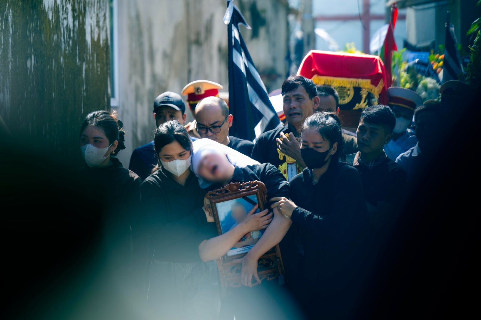 batchdsc1836-copy-1759310722061-1759310722587514472442 Vụ bé trai 7 tuổi và bố tử vong do ngạt khí máy phát điện ở Nghệ An: Nghẹn lòng khoảnh khắc hàng trăm học sinh xếp hàng tiễn bạn về nơi an nghỉ cuối cùng- Ảnh 1.