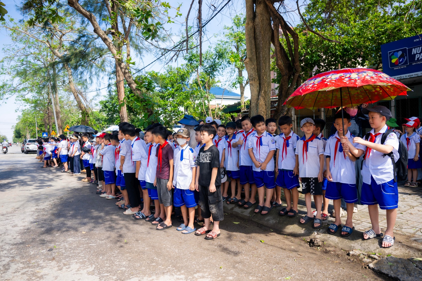 Vụ bé trai 7 tuổi và bố tử vong do ngạt khí máy phát điện ở Nghệ An: Nghẹn lòng khoảnh khắc hàng trăm học sinh xếp hàng tiễn bạn về nơi an nghỉ cuối cùng- Ảnh 3. Vụ bé trai 7 tuổi và bố tử vong do ngạt khí máy phát điện ở Nghệ An: Nghẹn lòng khoảnh khắc hàng trăm học sinh xếp hàng tiễn bạn về nơi an nghỉ cuối cùng- Ảnh 3.