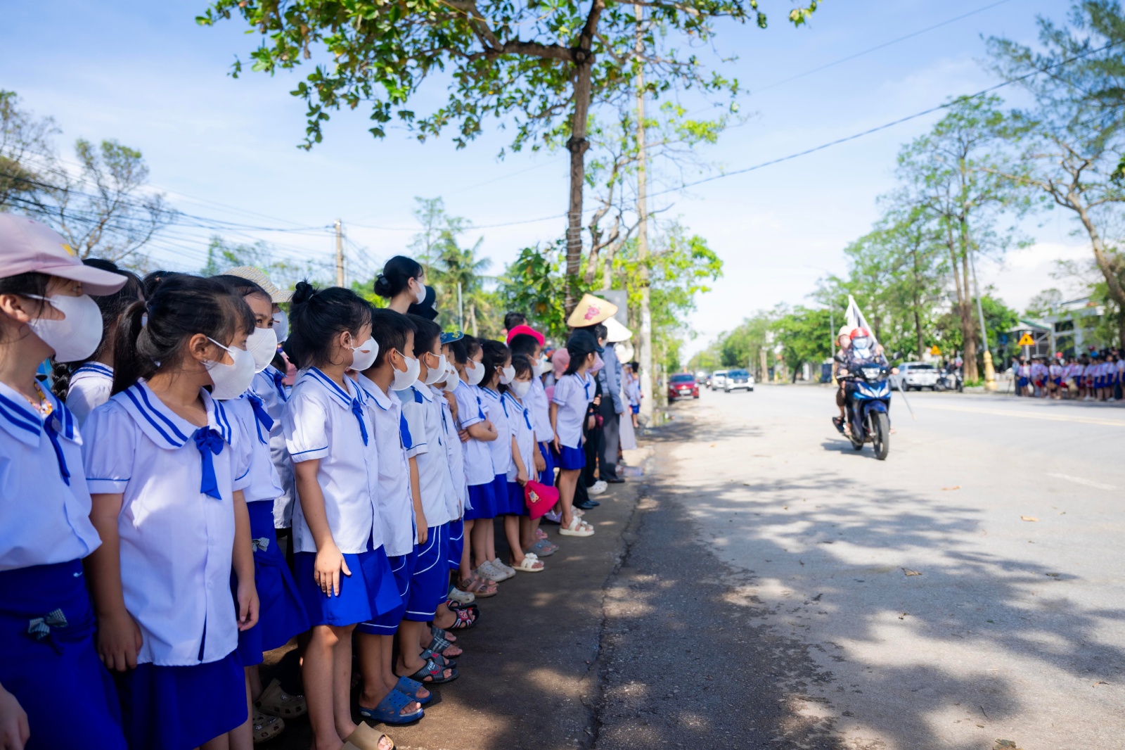 Vụ bé trai 7 tuổi và bố tử vong do ngạt khí máy phát điện ở Nghệ An: Nghẹn lòng khoảnh khắc hàng trăm học sinh xếp hàng tiễn bạn về nơi an nghỉ cuối cùng- Ảnh 4. Vụ bé trai 7 tuổi và bố tử vong do ngạt khí máy phát điện ở Nghệ An: Nghẹn lòng khoảnh khắc hàng trăm học sinh xếp hàng tiễn bạn về nơi an nghỉ cuối cùng- Ảnh 4.