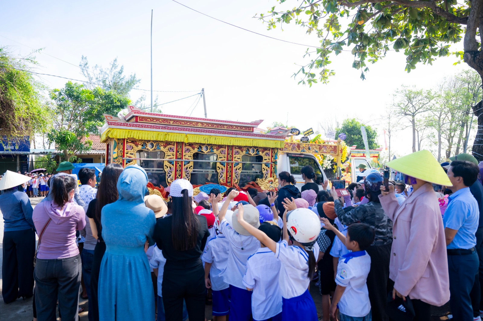 Vụ bé trai 7 tuổi và bố tử vong do ngạt khí máy phát điện ở Nghệ An: Nghẹn lòng khoảnh khắc hàng trăm học sinh xếp hàng tiễn bạn về nơi an nghỉ cuối cùng- Ảnh 5. Vụ bé trai 7 tuổi và bố tử vong do ngạt khí máy phát điện ở Nghệ An: Nghẹn lòng khoảnh khắc hàng trăm học sinh xếp hàng tiễn bạn về nơi an nghỉ cuối cùng- Ảnh 5.