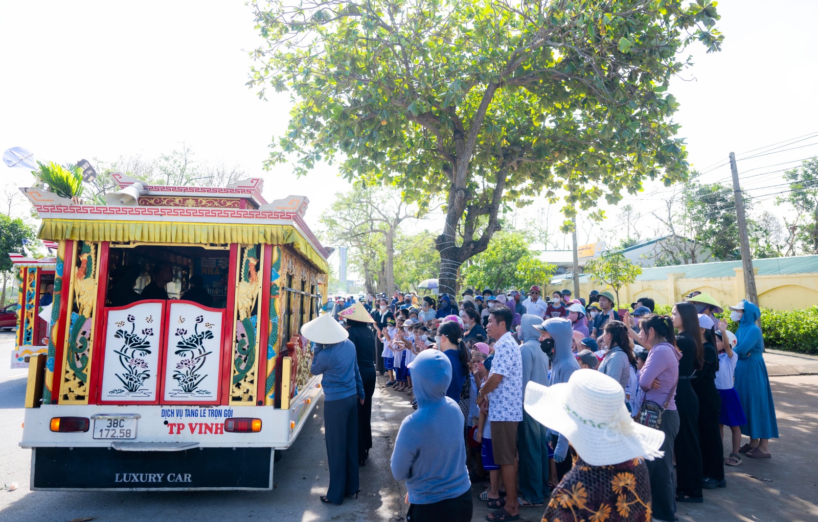 Vụ bé trai 7 tuổi và bố tử vong do ngạt khí máy phát điện ở Nghệ An: Nghẹn lòng khoảnh khắc hàng trăm học sinh xếp hàng tiễn bạn về nơi an nghỉ cuối cùng- Ảnh 6. Vụ bé trai 7 tuổi và bố tử vong do ngạt khí máy phát điện ở Nghệ An: Nghẹn lòng khoảnh khắc hàng trăm học sinh xếp hàng tiễn bạn về nơi an nghỉ cuối cùng- Ảnh 6.