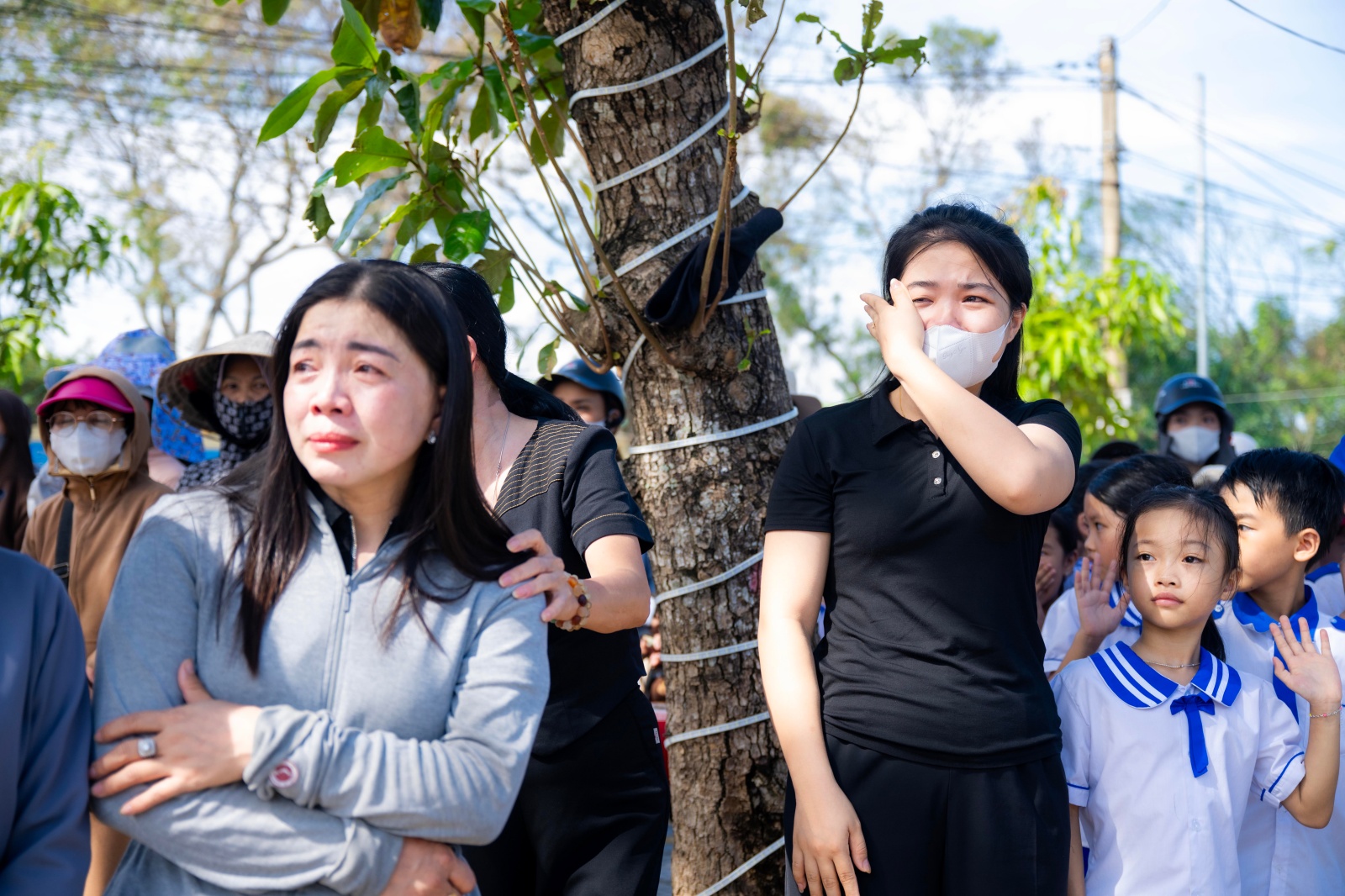 Vụ bé trai 7 tuổi và bố tử vong do ngạt khí máy phát điện ở Nghệ An: Nghẹn lòng khoảnh khắc hàng trăm học sinh xếp hàng tiễn bạn về nơi an nghỉ cuối cùng- Ảnh 9. Vụ bé trai 7 tuổi và bố tử vong do ngạt khí máy phát điện ở Nghệ An: Nghẹn lòng khoảnh khắc hàng trăm học sinh xếp hàng tiễn bạn về nơi an nghỉ cuối cùng- Ảnh 9.