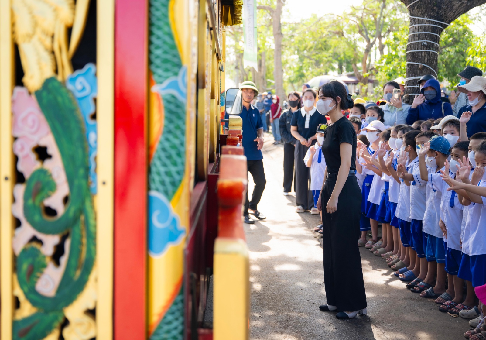 Vụ bé trai 7 tuổi và bố tử vong do ngạt khí máy phát điện ở Nghệ An: Nghẹn lòng khoảnh khắc hàng trăm học sinh xếp hàng tiễn bạn về nơi an nghỉ cuối cùng- Ảnh 7. Vụ bé trai 7 tuổi và bố tử vong do ngạt khí máy phát điện ở Nghệ An: Nghẹn lòng khoảnh khắc hàng trăm học sinh xếp hàng tiễn bạn về nơi an nghỉ cuối cùng- Ảnh 7.