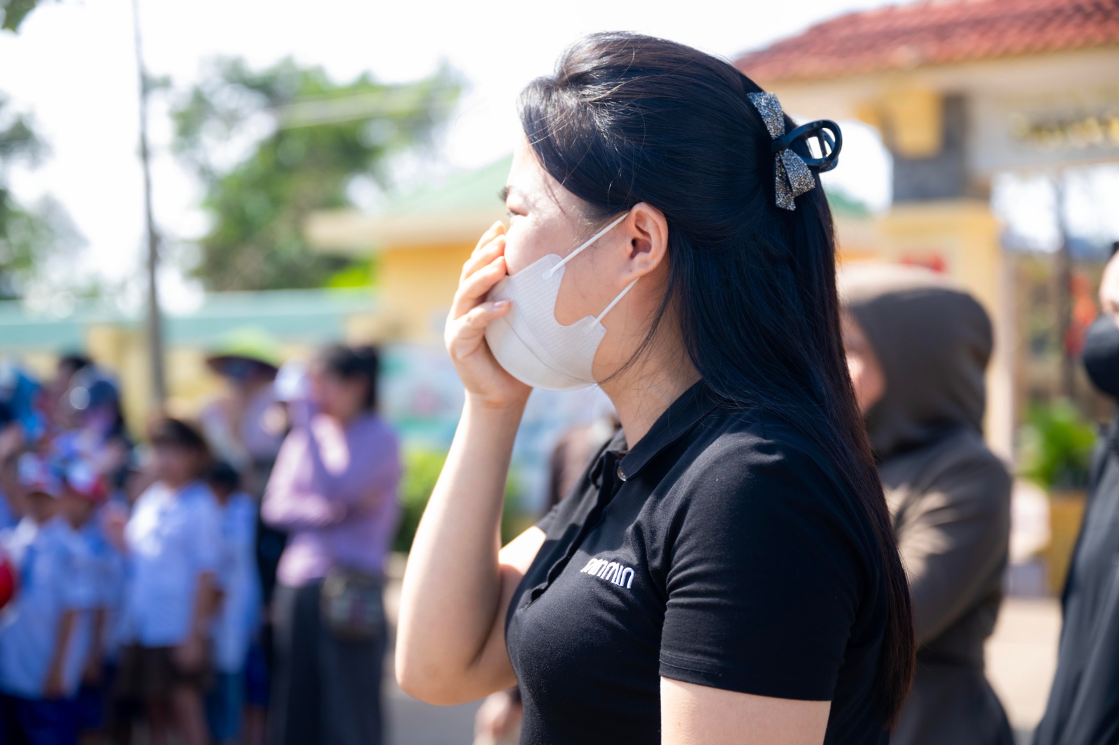 Vụ bé trai 7 tuổi và bố tử vong do ngạt khí máy phát điện ở Nghệ An: Nghẹn lòng khoảnh khắc hàng trăm học sinh xếp hàng tiễn bạn về nơi an nghỉ cuối cùng- Ảnh 8. Vụ bé trai 7 tuổi và bố tử vong do ngạt khí máy phát điện ở Nghệ An: Nghẹn lòng khoảnh khắc hàng trăm học sinh xếp hàng tiễn bạn về nơi an nghỉ cuối cùng- Ảnh 8.