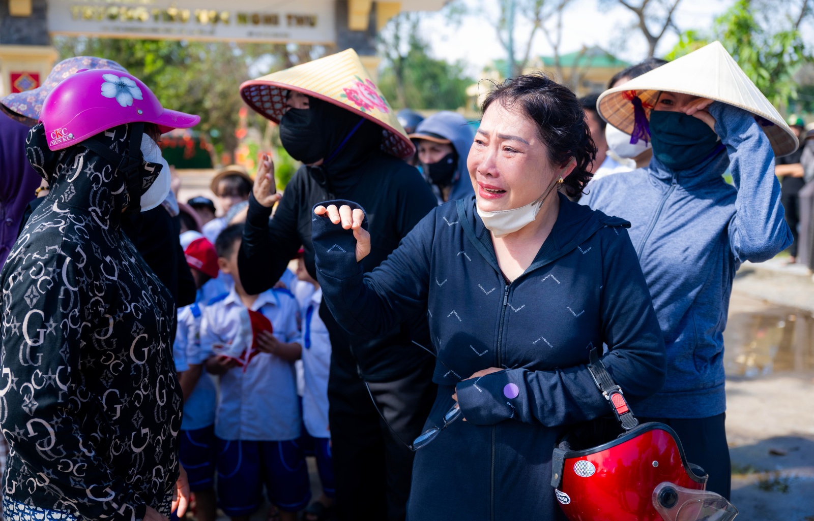 Vụ bé trai 7 tuổi và bố tử vong do ngạt khí máy phát điện ở Nghệ An: Nghẹn lòng khoảnh khắc hàng trăm học sinh xếp hàng tiễn bạn về nơi an nghỉ cuối cùng- Ảnh 10. Vụ bé trai 7 tuổi và bố tử vong do ngạt khí máy phát điện ở Nghệ An: Nghẹn lòng khoảnh khắc hàng trăm học sinh xếp hàng tiễn bạn về nơi an nghỉ cuối cùng- Ảnh 10.