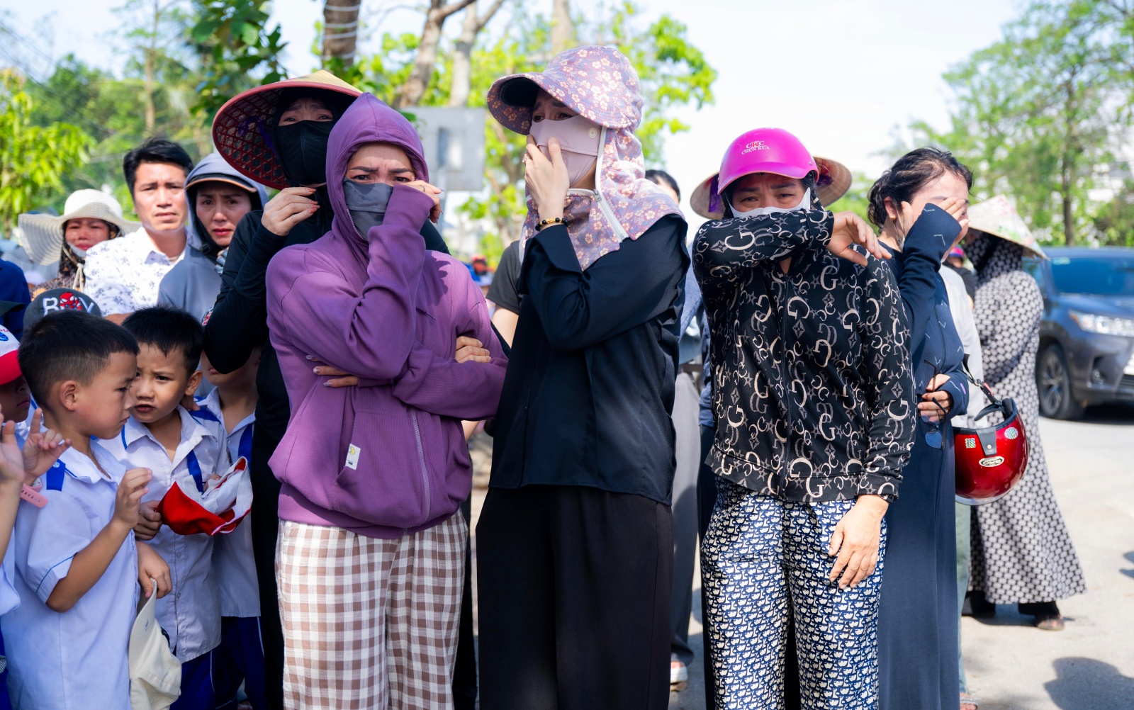 Vụ bé trai 7 tuổi và bố tử vong do ngạt khí máy phát điện ở Nghệ An: Nghẹn lòng khoảnh khắc hàng trăm học sinh xếp hàng tiễn bạn về nơi an nghỉ cuối cùng- Ảnh 11. Vụ bé trai 7 tuổi và bố tử vong do ngạt khí máy phát điện ở Nghệ An: Nghẹn lòng khoảnh khắc hàng trăm học sinh xếp hàng tiễn bạn về nơi an nghỉ cuối cùng- Ảnh 11.