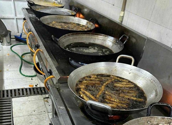 Phụ huynh tố nhà cung cấp suất ăn dùng dầu đen kịt chiên thức ăn cho học sinh