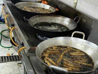 Phụ huynh tố nhà cung cấp suất ăn dùng dầu đen kịt chiên thức ăn cho học sinh