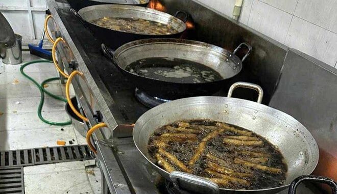 Phụ huynh tố nhà cung cấp suất ăn dùng dầu đen kịt chiên thức ăn cho học sinh