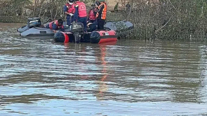 Đội cứu hộ cứu nạn và câu lạc bộ thiện nguyện Thanh Hoá tham gia công tác tìm kiếm cứu nạn trên sông Lam. bố ôm 2 con nhảy cầu.jpg