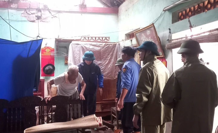 Chính quyền địa phương hỗ trợ đưa ông Loan ra khỏi căn nhà bị hỏng sau trận giông lốc.