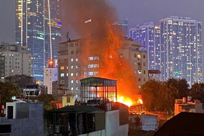 Cháy tầng 4 nhà tập thể ở đường Đê La Thành, Hà Nội