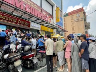 Hàng dài người dân xếp hàng trước cửa hàng vàng mặc dù đã được thông báo ngừng giao dịch sáng nay. Ảnh: Thanh Bình