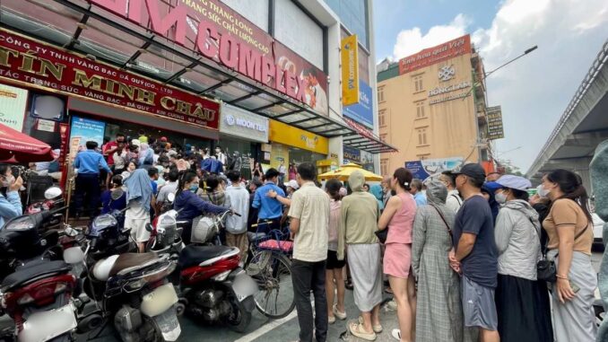 cho-daiii Hàng dài người dân xếp hàng trước cửa hàng vàng mặc dù đã được thông báo ngừng giao dịch sáng nay. Ảnh: Thanh Bình