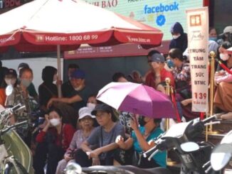 Người dân xếp hàng, ngồi chờ mua vàng trước cửa hàng Bảo Tín Minh Châu, 139 Cầu Giấy, sáng 17/10. Ảnh: Hoàng Giang