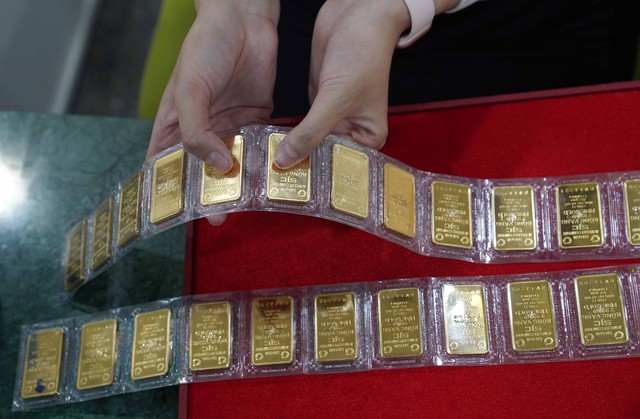 Giá vàng giảm không phanh, người mua đỉnh lỗ gần 15 triệu đồng/lượng- Ảnh 1.