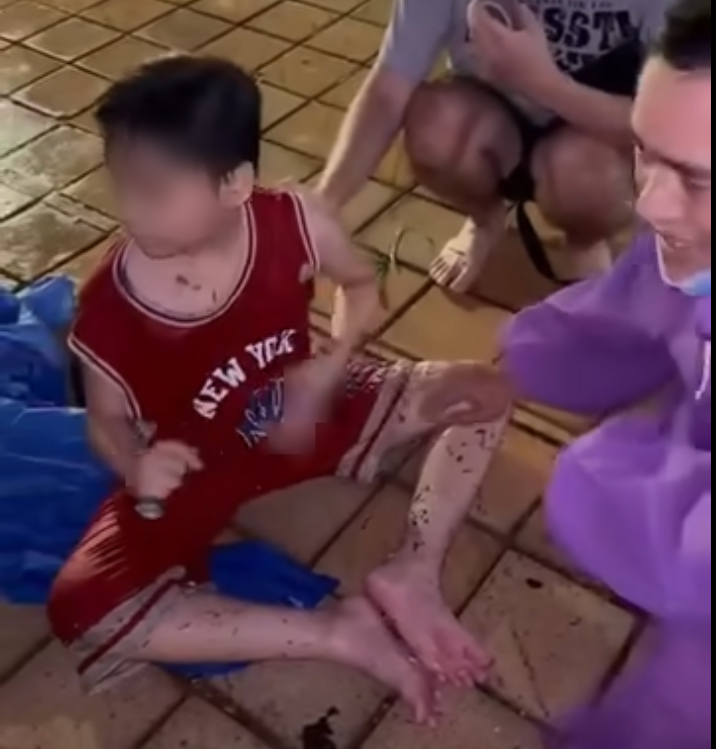 Sự thật thông tin cứu được bé trai bị lũ cuốn trôi từ Quảng Nam (cũ) ra Đà Nẵng- Ảnh 1.