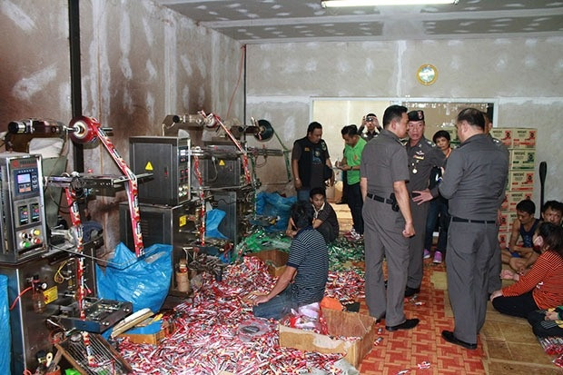 Phanh phui ‘lò’ sản xuất cà phê Nescafé giả với quy mô lớn, tịch thu hơn 300.000 sản phẩm, ước tính lên tới 1,6 tỷ Phanh phui ‘lò’ sản xuất cà phê Nescafé giả với quy mô lớn, tịch thu hơn 300.000 sản phẩm, ước tính lên tới 1,6 tỷ