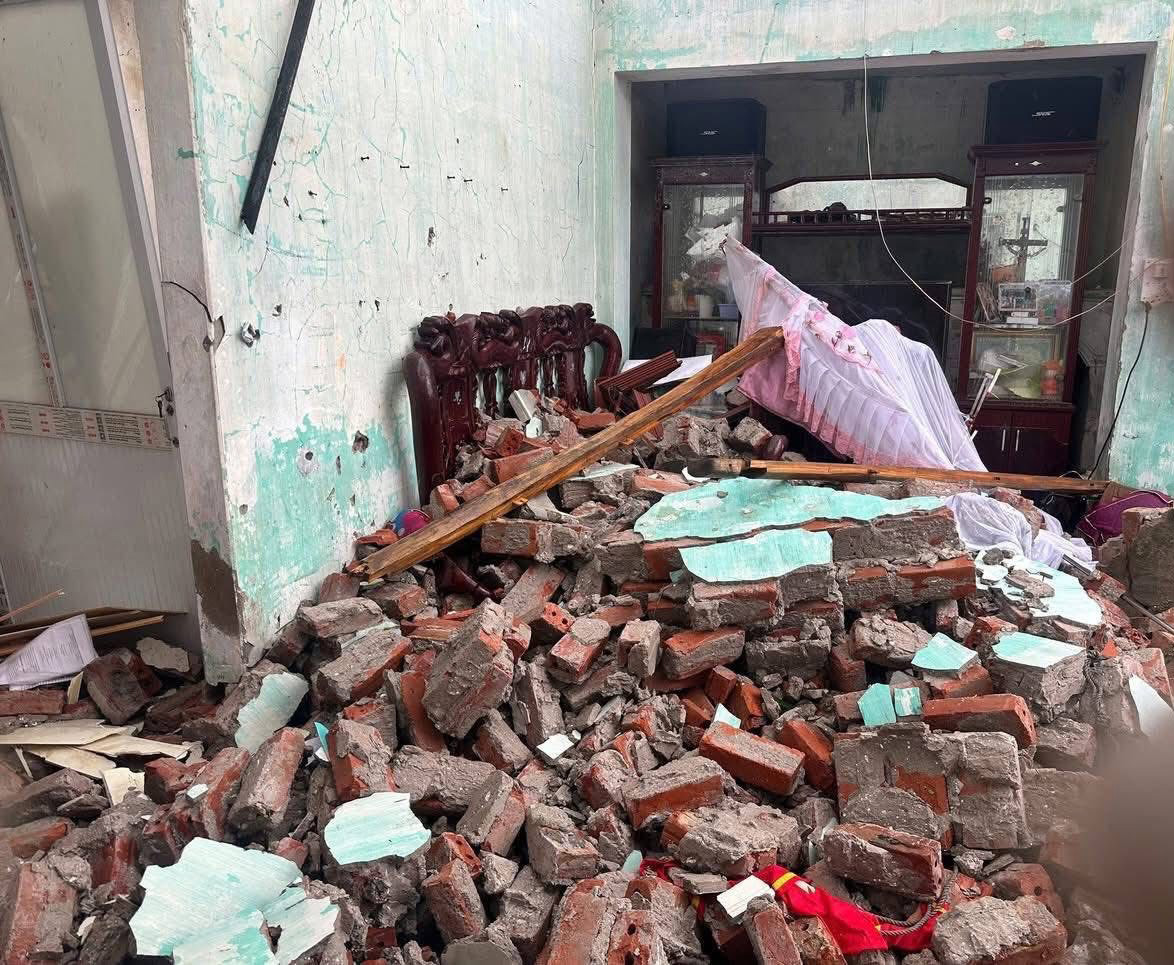 Lốc xoáy ở Ninh Bình: Nhói lòng cảnh 3 con thơ ngơ ngác bên linh cữu mẹ, bố bị thương nặng đang cấp cứu- Ảnh 3. Lốc xoáy ở Ninh Bình: Nhói lòng cảnh 3 con thơ ngơ ngác bên linh cữu mẹ, bố bị thương nặng đang cấp cứu- Ảnh 3.