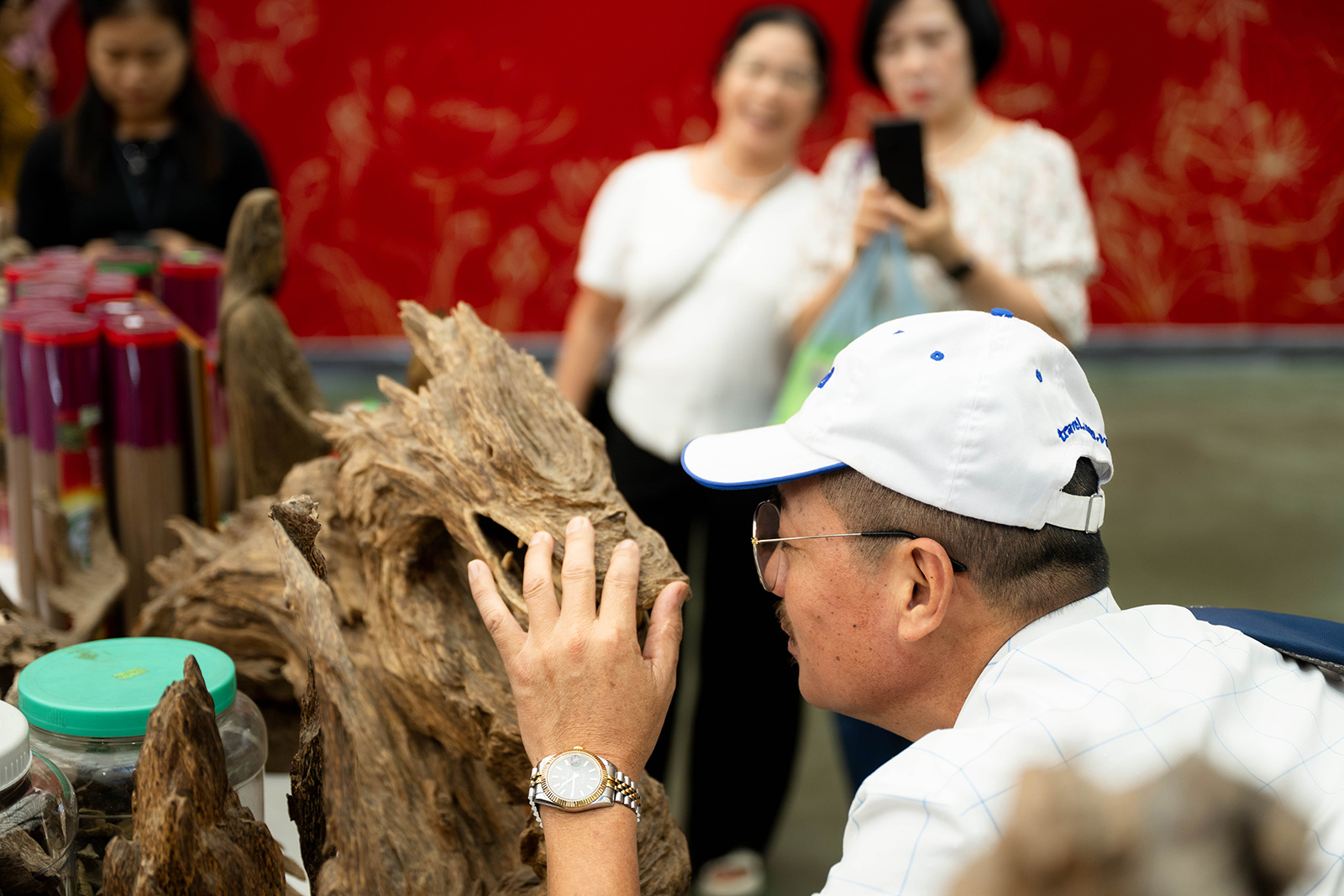 700 triệu đồng cho một "khối gỗ" hình rồng ở Hà Nội: Vì sao chủ nhân không bán?- Ảnh 9. 700 triệu đồng cho một "khối gỗ" hình rồng ở Hà Nội: Vì sao chủ nhân không bán?- Ảnh 9.