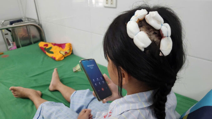 Bé gái bị cha dượng dùng búa bạo hành: Lời kể nghẹn ngào của nạn nhân- Ảnh 1.