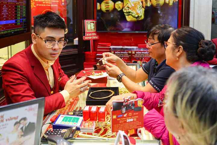 Người dân nếu muốn tích trữ có thể tranh thủ lúc giá vàng giảm mạnh để mua, nhưng không nên "lướt sóng". (Ảnh: Minh Đức).