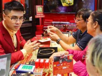 Người dân nếu muốn tích trữ có thể tranh thủ lúc giá vàng giảm mạnh để mua, nhưng không nên "lướt sóng". (Ảnh: Minh Đức).