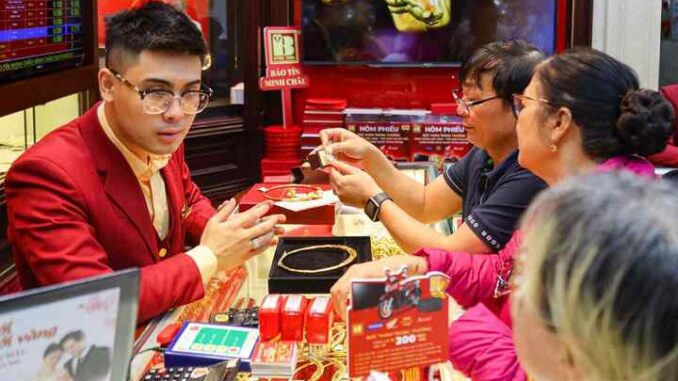 Người dân nếu muốn tích trữ có thể tranh thủ lúc giá vàng giảm mạnh để mua, nhưng không nên "lướt sóng". (Ảnh: Minh Đức).