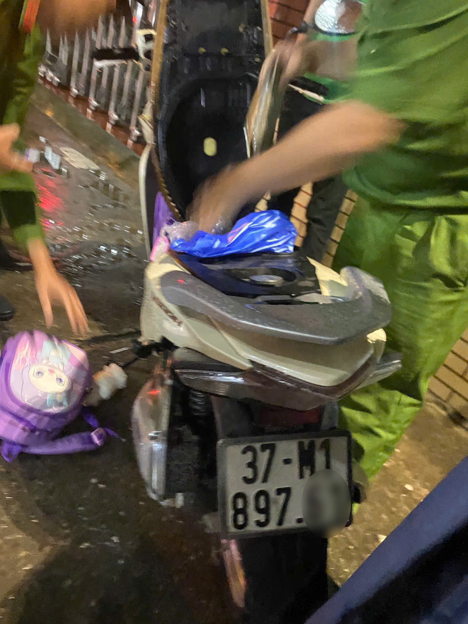 Vụ nghi bố ôm 2 con nhảy cầu ở Nghệ An: Diễn biến mới nhất về công tác tìm kiếm nạn nhân- Ảnh 4.