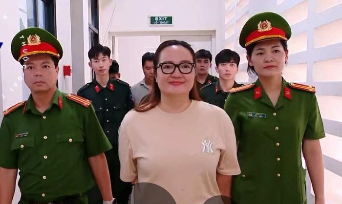 Hoàng Hường bị bắt giam để đìeu tra tội trốn thuế. Ảnh: VTV.