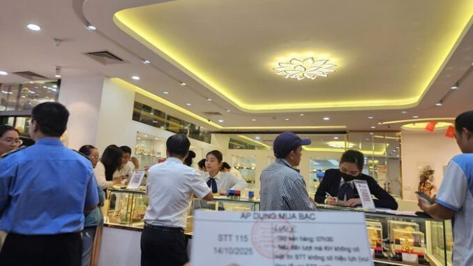 Giá bạc hôm nay 17 - 10: Tăng vọt Cùng vàng , lập kỷ lục mới - Ảnh 2.