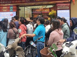 Lỡ “đu đỉnh”, người đàn ông ở Hà Nội vội mang vàng đi cắt lỗ thì gặp cảnh bất ngờ, băn khoăn- Ảnh 1.