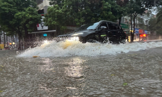 Mưa dữ dội suốt đêm, Hà Nội lại ngập kinh hoàng ở nhiều tuyến phố- Ảnh 7.