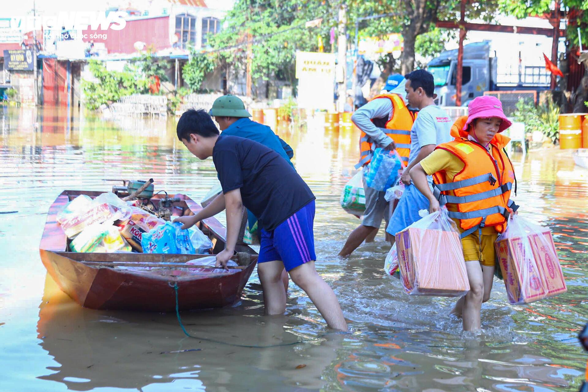 Công an Hà Nội dùng xe đặc chủng sơ tán hơn 11.000 người dân vùng ngoại thành - 9