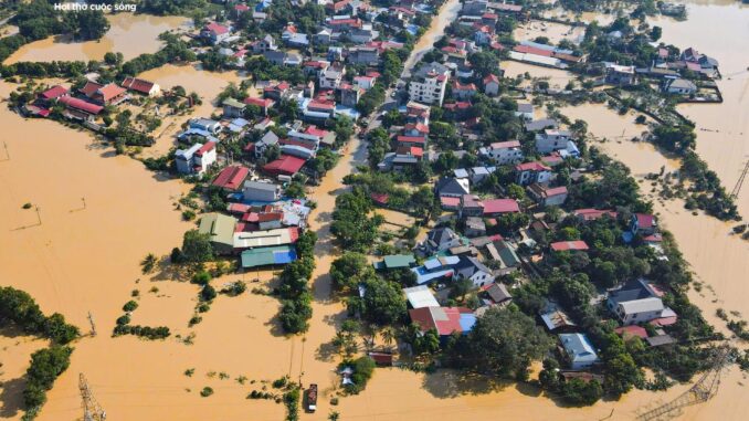 Công an Hà Nội dùng xe đặc chủng sơ tán hơn 11.000 người dân vùng ngoại thành - 1