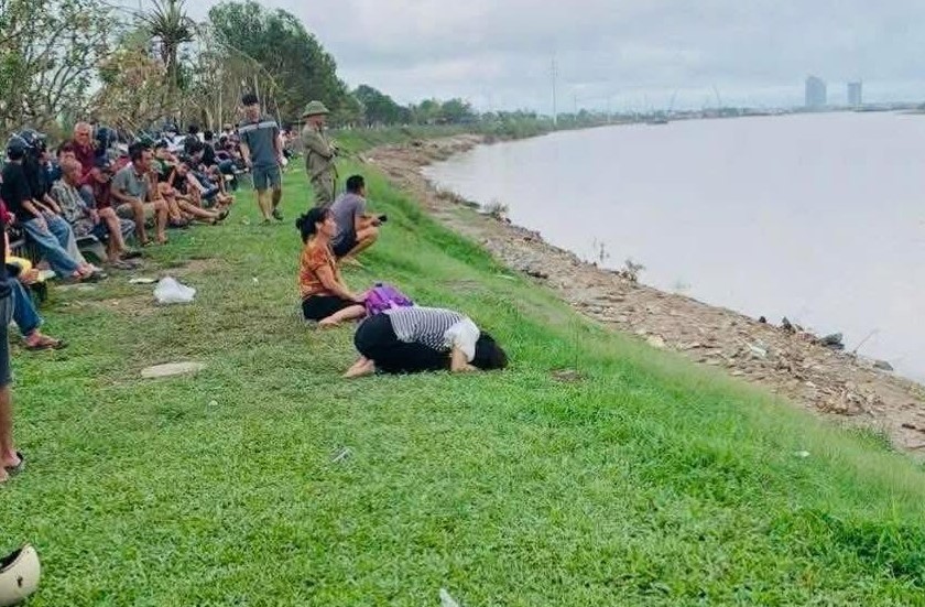 Vụ nghi bố ôm 2 con nhảy cầu ở Nghệ An: Diễn biến mới nhất về công tác tìm kiếm nạn nhân- Ảnh 2.