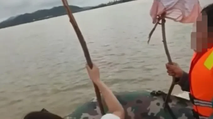 Người thân mang theo áo của hai con đi xuồng tìm kiếm trên sông Lam. nhay-cau-song-Lam.jpg