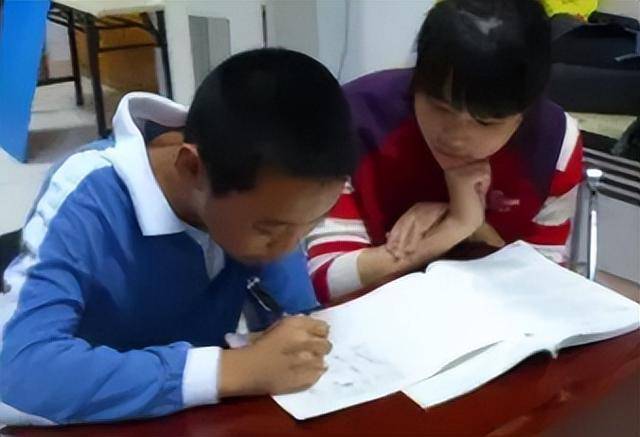 Mẹ thạc sĩ dạy con làm phép tính 6:6:6:6=1 nhưng bị gạch sai, hôm sau hùng hổ lên trường đòi kiện cô và cái kết muốn độn thổ - Ảnh 1.