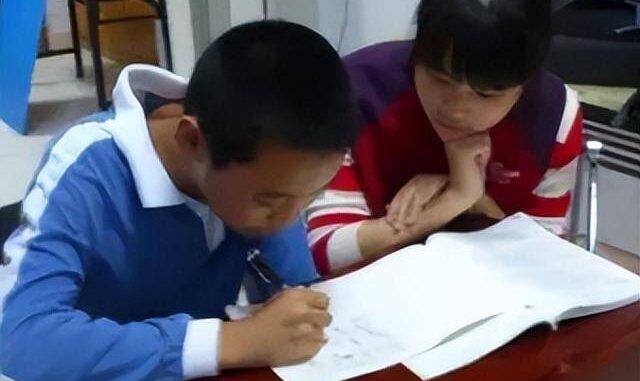 Mẹ thạc sĩ dạy con làm phép tính 6:6:6:6=1 nhưng bị gạch sai, hôm sau hùng hổ lên trường đòi kiện cô và cái kết muốn độn thổ - Ảnh 1.