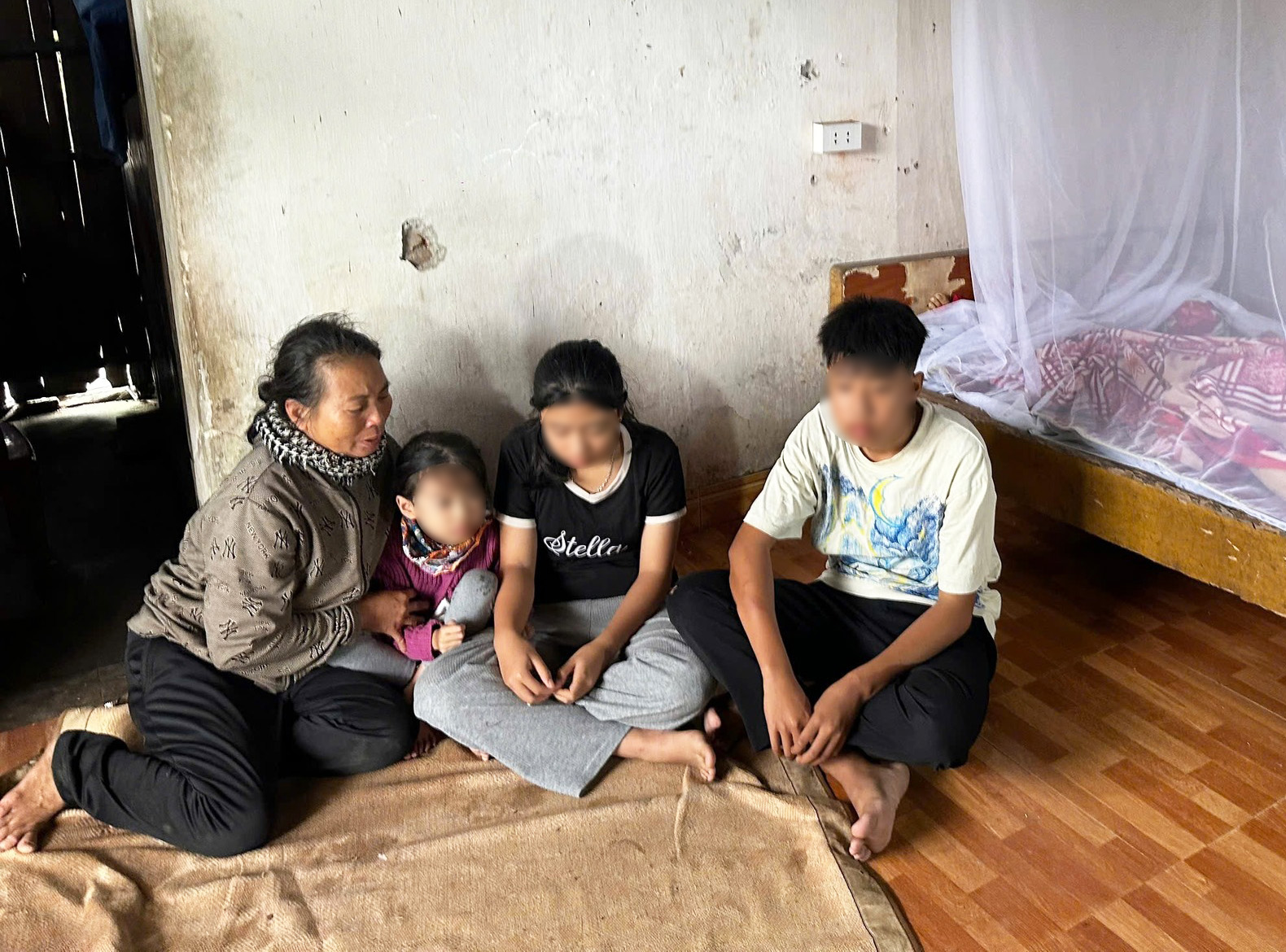 Lốc xoáy ở Ninh Bình: Nhói lòng cảnh 3 con thơ ngơ ngác bên linh cữu mẹ, bố bị thương nặng đang cấp cứu- Ảnh 1. Lốc xoáy ở Ninh Bình: Nhói lòng cảnh 3 con thơ ngơ ngác bên linh cữu mẹ, bố bị thương nặng đang cấp cứu- Ảnh 1.